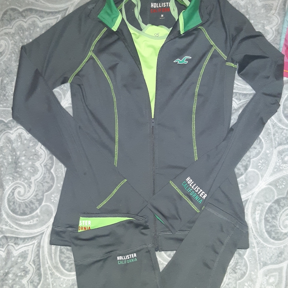 Like new Hollister 3PC set. Very comfortable.
